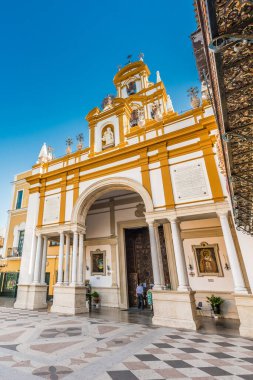 Sevilla, Es - 6 Mart 2017: La Macarena Bazilikası olarak da bilinen Santa Maria de la Esperanza Macarena bazilikası.