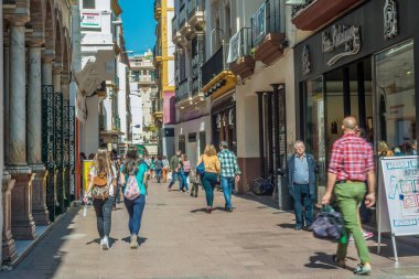 Seville, Es - 9 Mart 2017: Sierpes street, İspanya'nın Sevilla şehrinin geleneksel ve işlek ticari caddesidir.