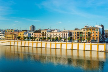 Sevilla Betis Street, nehir Guadalquivir kıyısında bulunan, şehir merkezinin karşı tarafında.
