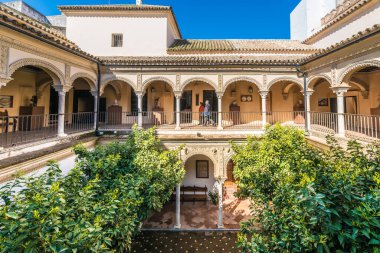 Sevilla, Es - 9 Mart 2017: Casa de los Pinelo, İspanya'nın Endülüs şehrinin tarihi merkezinde yer alan bir Rönesans binasıdır..