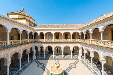 Sevilla, Es - 27 Temmuz 2017: Casa de Pilatos, İtalyan Rönesansı ve İspanyol Mudejar stillerini birleştiren bir saraydır. Endülüs sarayının prototipi olarak kabul edilir..