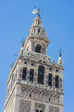 Giralda (La Giralda), Sevilla, Endülüs, İspanya Sevilla Katedrali için bir çan kulesinde dönüştürülen eski bir minare.
