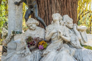 Becquer çardak Maria Luisa park, Sevilla, Endülüs, İspanya bulunmaktadır. Romantik şair Gustavo Adolfo Becquer'e adanmış beyaz mermer bir anıttır..