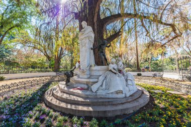 Seville, Es - 8 Mart 2017: Becquer çardağı Maria Luisa park, Sevilla, Endülüs, İspanya'da bulunmaktadır. Romantik şair Gustavo Adolfo Becquer'e adanmış beyaz mermer bir anıttır..