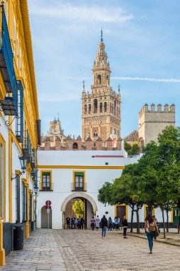 Sevilla, Es - 7 Mart 2017: Eski bir mahalle verandası şeklindeki Patio de Banderas, İspanya'nın Sevilla şehrinin Reales Alcazares'inin çevresinde yer almaktadır..