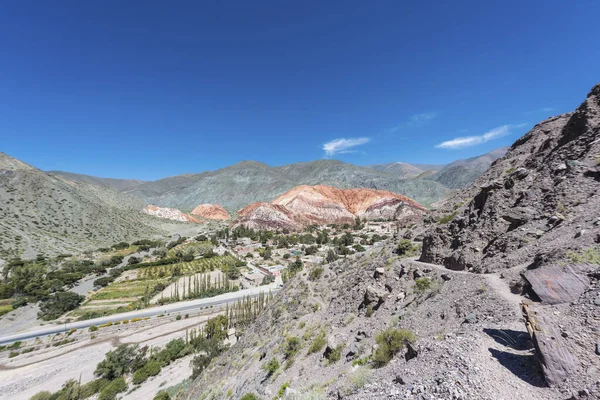 シエテ ソング 七色の丘 プルママルカ谷の村 カラフルなケブラーダ ウマワカ フフイ州 アルゼンチン北部の背後にあります — ストック写真