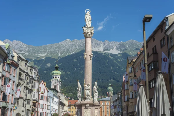 Innsbruck オーストリア 8月16日 聖アン列はマリア テレジア通りにある聖母マリアの像で 2013年8月16日にオーストリアのインスブルックで最も有名なランドマークの1つです — ストック写真