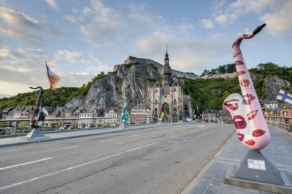 Dinant Belgio Giugno 2014 Ponte Attraversa Fiume Mosa Passando Città — Foto Stock