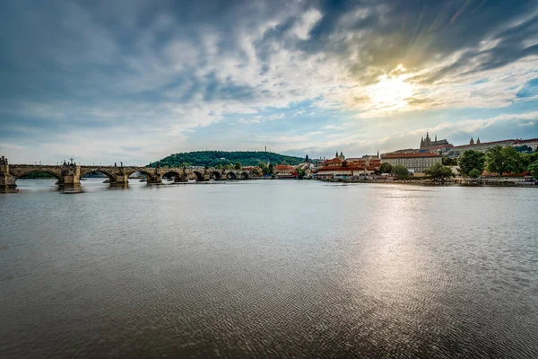 Prague Maio 2015 Charles Bridge Uma Ponte Histórica Que Atravessa — Fotografia de Stock