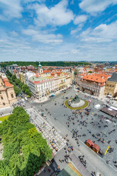 プラハ 2015年5月28日 ラディスラフ サロウンの巨大な記念碑であるヤン フス記念碑がチェコ共和国プラハ旧市街広場の端にあります — ストック写真