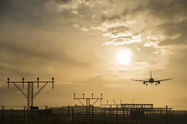 Silhouette Eines Flugzeugs Das Der Dämmerung Landet — Stockfoto