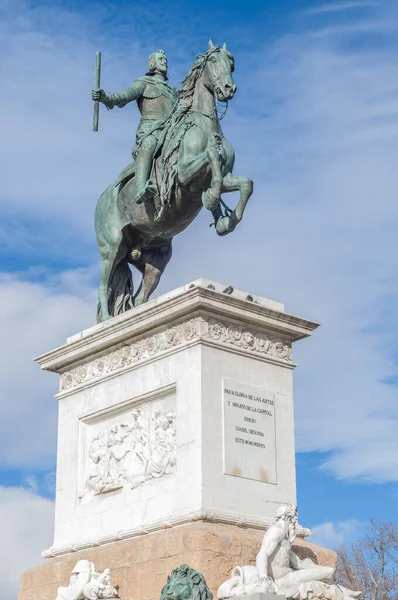 フィリップへの記念碑 オリエンテのプラザガーデンズ 王宮やマドリード スペインの王室劇場の間にあります — ストック写真