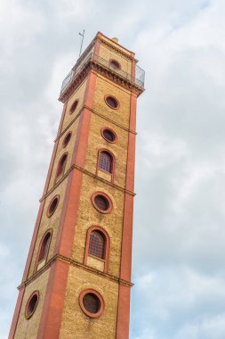 Torre de los Perdigones, İspanya'nın Endülüs kentinde Sevilla'da bulunan ve halk arasında Fabrica de Perdigones olarak bilinen San Francisco de Paula'nın eski fabrikasının bir parçasıydı..