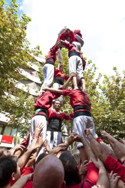 VİLAFRANCA DEL PENEDES, İSPA - 29 AUG: Xicots Casteller grubu 29 Ağustos 2011 'de İspanya' nın Vilafranca del Penedes kentinde düzenlenen Festa Major kutlamalarında Cercavila performansı hakkında.