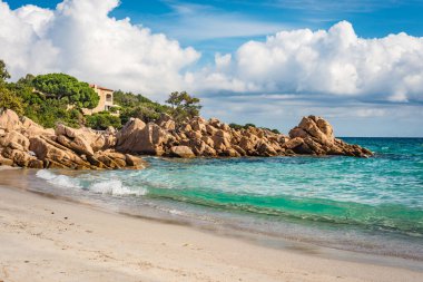 Arzachena yakınlarındaki Capriccioli plajı, Olbia-Tempio ili, Sardinya, İtalya.