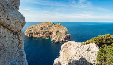 Sassari ilinin Alghero şehri yakınlarındaki Forada Adası 'ndaki Palombi mağarası, Sardunya, İtalya.