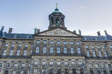 Kraliyet Sarayı (Koninklijk Paleis Amsterdam ya da Paleis op de Barajı) Amsterdam, Hollanda Yasası Meclis tarafından hükümdar emrinde olan üç saraylar.
