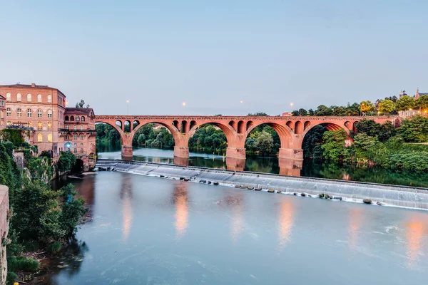 Puente Viejo Que Cruza Las Aguas Del Río Tarn Pasando — Foto de Stock