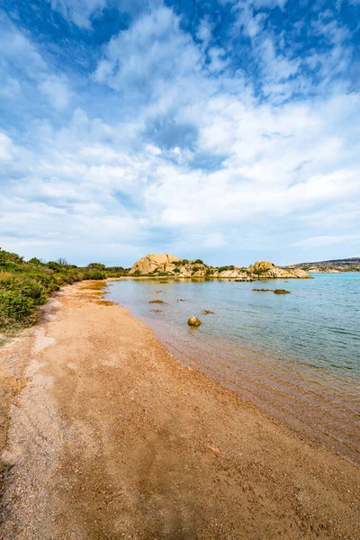 Пляж Spiaggia Dell Alberello Острове Исола Джардинелли Италии — стоковое фото