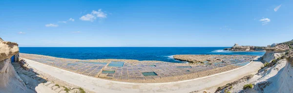 盐蒸发池 也称为盐田或盐田位于附近的戈佐岛马耳他岛上的 Qbajjar — 图库照片