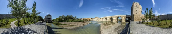Römische Brücke Erbaut Frühen Jahrhundert Chr Über Den Fluss Guadalquivir — Stockfoto