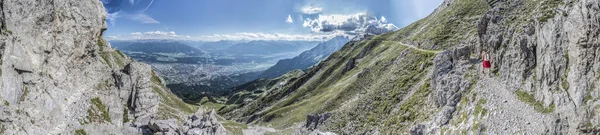 チロル地方のノルケット山とスキー場のハイカー オーストリア西部のインスブルックの北 — ストック写真