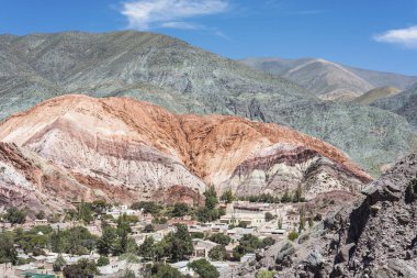 purmamarca Köyü, renkli Vadisi quebrada de humahuaca jujuy il, Kuzey Arjantin arkasında Cerro de los siete colores (yedi renk tepe).