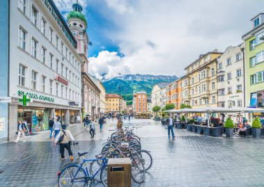Innsbruck, Avusturya - 2 Haziran 2016: Maria Theresien ticari Street, Avusturya