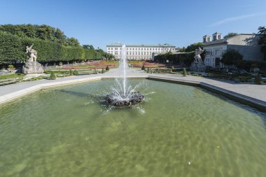 Salzburg, Avusturya - 01 Ağustos 2014: Salzburg, Avusturya'da bulunan Barok Mirabell Garden (Mirabellgarten)