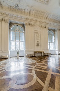 Salzburg, Avusturya - 31 Temmuz 2014: Salzburg Sarayı Domplatz ve Residenzplatz yer almaktadır ve yapıldı Residenz Salzburg başpiskoposlar yüzyıllardır ev.