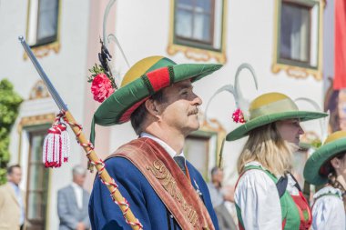 oberperfuss, Avusturya - 15 Ağustos: köylüler giyinmiş onların en iyi geleneksel kostümleri 15 Ağu 2013 tarihinde maria yükseliş alayı Innsbruck yakınındaki bu köy boyunca sırasında oberperfuss, Avusturya.