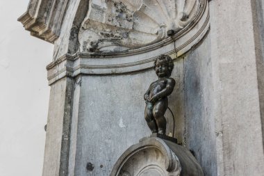Manneken Pis (küçük adam çiş) veya le Petit Julien, bir Simgesel Yapı küçük bronz heykel Brüksel, Belçika