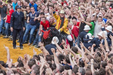 MONS, BELGIUM - 15 Haziran 2014: The Ducasse de Mons kutlamalarında Aziz George (Lumeon) Muharebesi, Oral ve İnsanlığın Soyut Mirasının Başyapıtlarından biri olarak tanınır..
