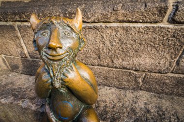 Luebeck, Schleswig-Holstein, Kuzey Almanya Marienkirche (St Mary kilisesi) dışında bir taş üzerinde oturan sevimli küçük şeytan.