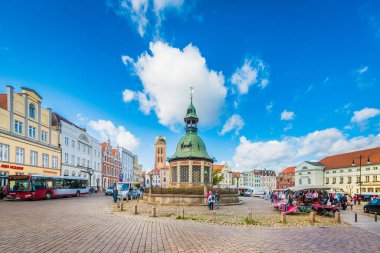 WISMAR, DE - 14 Eylül 2017: Wismar 'daki Pazar Meydanı, Kuzey Almanya' nın Mecklenburg-Vorpommern eyaletinin Nordwestmecklenburg ilçesinin başlıca ilgi alanlarından biridir..
