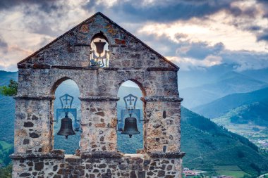 Santander, Cantabria yakınlarındaki Liebana Comarca 'nın en ilginç turistik yerlerinden biri olan Potes yakınlarındaki San Miguel Hermitage..