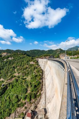 Baells rezervuarı, İspanya 'da Llobregat nehrinde bir bataklık, Cercs belediyesinde bir baraj tarafından kuruldu..