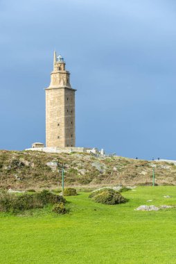 Herkül kule yaklaşık 1900 yıl eski ve rehabilite edilen 1791 55 metre boyunda yapıdır eski Roma deniz feneri olarak bugün kullanmak ve İspanya Atlantik kıyısında bir coruna gelen bakan.