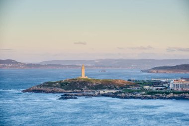 Herkül kule yaklaşık 1900 yıl eski ve rehabilite edilen 1791 55 metre boyunda yapıdır eski Roma deniz feneri olarak bugün kullanmak ve İspanya Atlantik kıyısında bir coruna gelen bakan.