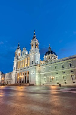 Santa Maria la Real de La Almudena, Katolik Katedrali ve koltuk Roma Katolik Başpiskopos, Madrid, İspanya.