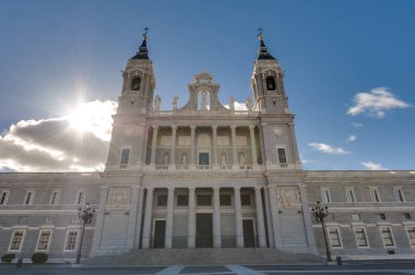 Santa Maria la Real de La Almudena, Katolik Katedrali ve koltuk Roma Katolik Başpiskopos, Madrid, İspanya.