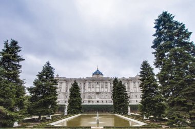 Sabatini Gardens (Jardines de Sabatini), halka açılan Kral Juan Carlos tarafından ben 1978'de İtalyan mimar Francesco Sabatini, o kadar onurlu bir parçasıdır Kraliyet Sarayı Madrid, İspanya.