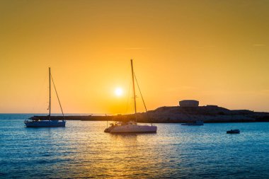 Minorca adasıbatı kıyısında Torre des Castellar (Santandria Kulesi) gün batımı, Balear Adaları, İspanya.