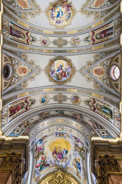 Sevilla, Es - 6 Mart 2017: La Macarena Bazilikası olarak da bilinen Santa Maria de la Esperanza Macarena bazilikası.