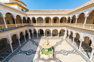 Sevilla, Es - 27 Temmuz 2017: Casa de Pilatos, İtalyan Rönesansı ve İspanyol Mudejar stillerini birleştiren bir saraydır. Endülüs sarayının prototipi olarak kabul edilir..