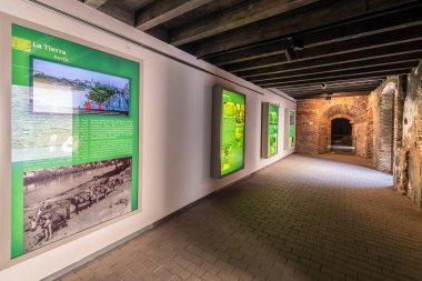 Sevilla, Es - 7 Mart 2017: Centro Ceramica Triana, İspanya'nın Endülüs şehrinin seramik geleneğini korumak ve tanıtmak amacıyla 2014 yılında oluşturulmuş bir müzedir..