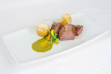 Zengin Endülüs ve İspanyol Akdeniz gastronomisinin tipik renkli yemeği.