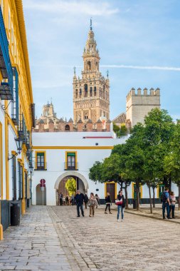 Sevilla, Es - 7 Mart 2017: Eski bir mahalle verandası şeklindeki Patio de Banderas, İspanya'nın Sevilla şehrinin Reales Alcazares'inin çevresinde yer almaktadır..