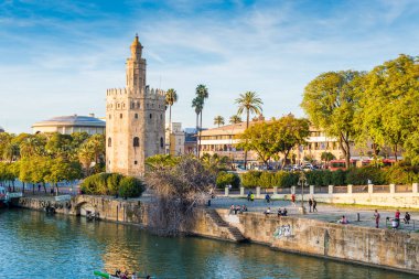 Sevilla, Es - 7 Mart 2017: Sevilla'daki Torre del Oro, Guadalquivir Nehri'nin sol kıyısında yer alan bir albarrana kulesidir. Sevilla Deniz Müzesi'ne ev sahipliği yapmaktadır..
