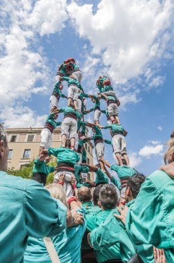 VİLAFRANCA DEL PENEDES, İSPA - 29 AUG: Festa Major kutlamaları kapsamında Cercavila 'daki Casteller grubu 29 Ağustos 2012 Vilafranca del Penedes, İspanya.